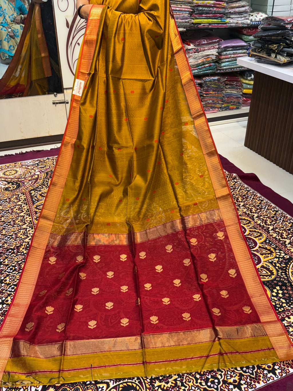 Contrast Kamal Butta Maheshwari Saree with Big Border – Bold. Classic. Regal.