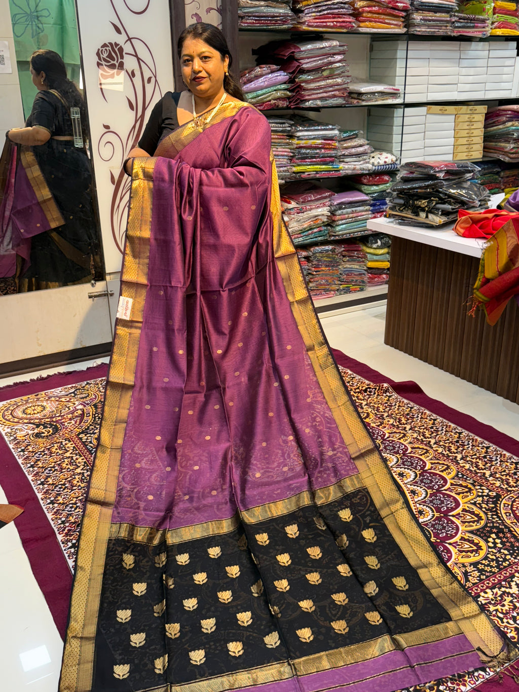 Contrast Kamal Butta Maheshwari Saree with Big Border – Bold. Classic. Regal.