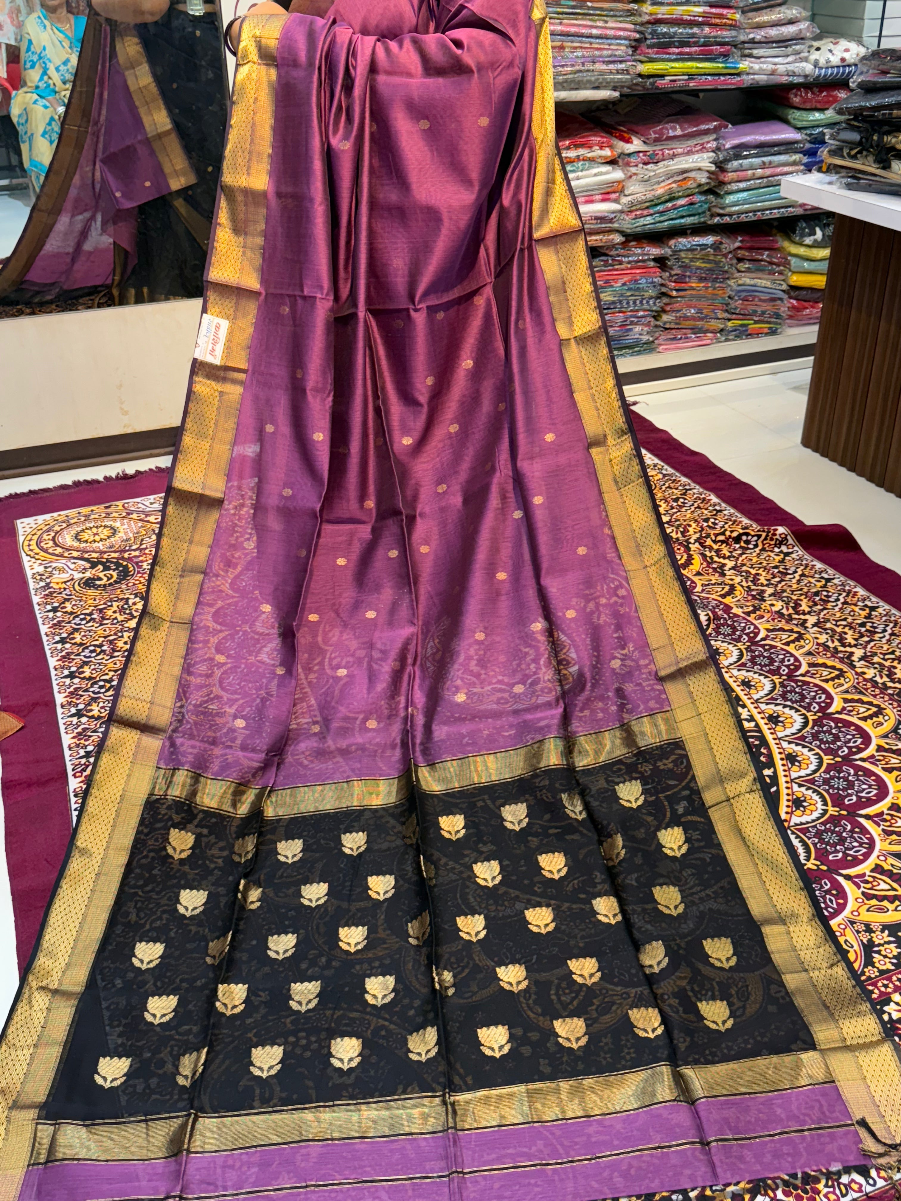 Contrast Kamal Butta Maheshwari Saree with Big Border – Bold. Classic. Regal.