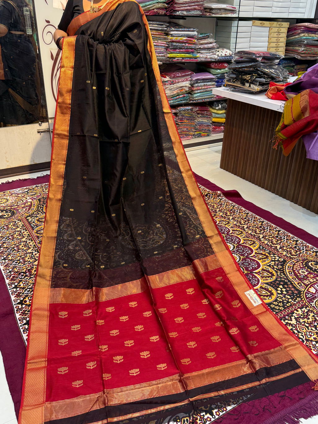 Contrast Kamal Butta Maheshwari Saree with Big Border – Bold. Classic. Regal.