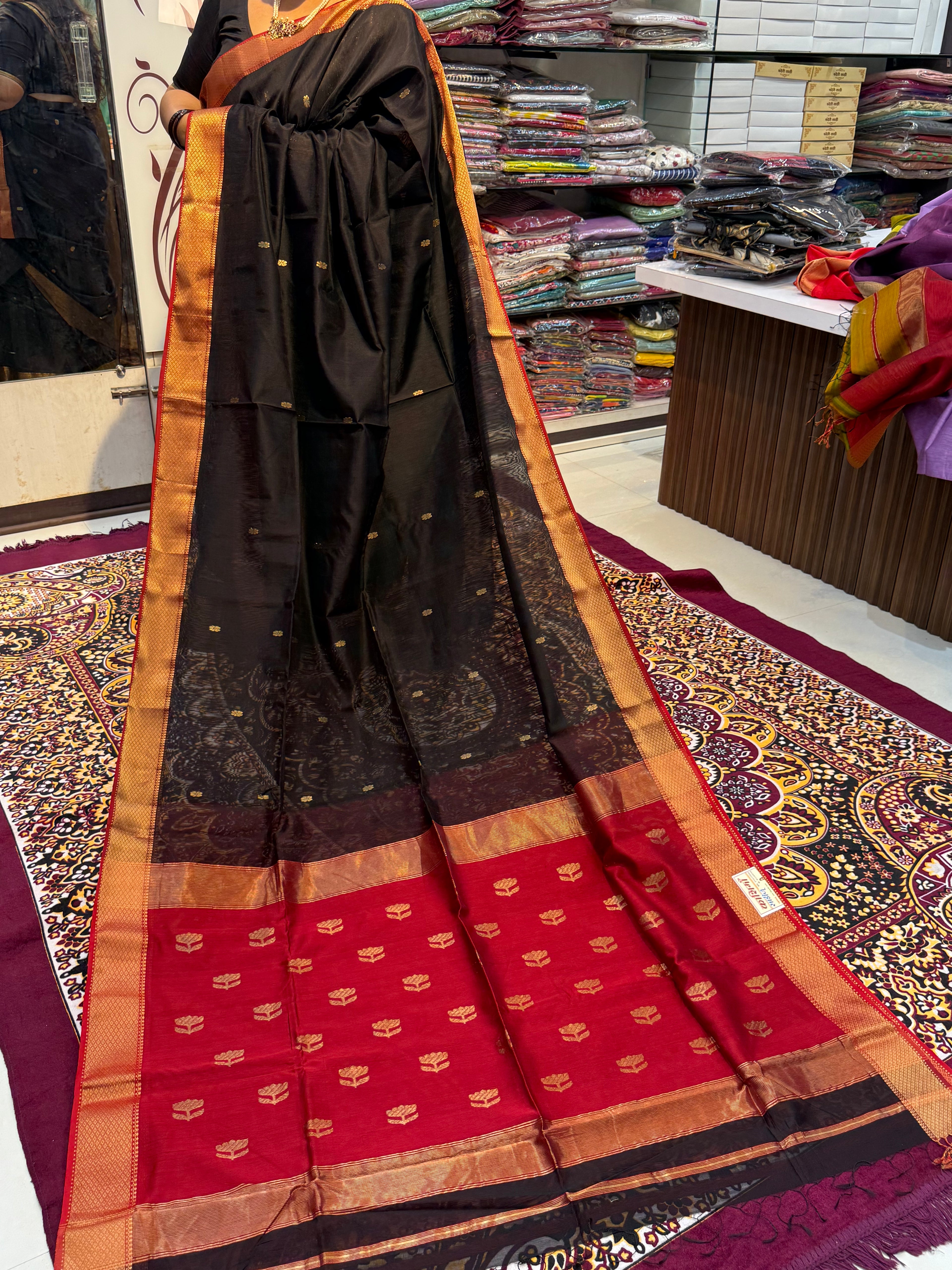 Contrast Kamal Butta Maheshwari Saree with Big Border – Bold. Classic. Regal.